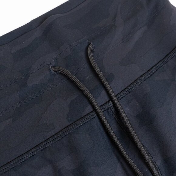 Vuori Daily Legging Black Camo 7/8 Length BreatheInterlock™ - Picture 6 of 13